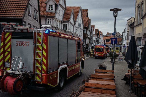 Die Feuerwehr war mit mehreren Einsatzfahrzeugen vor Ort. - © Till Sadlowski