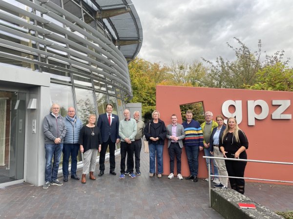 Sozialausschussvorsitzende Marianne Rautenberg (3.von links) traf mit dem Arbeitskreis Soziales der SPD-Kreistagsfraktion GPZ-Chefarzt Dr. Ralf Marquard (4. von links) und Geschäftsführer Karl-Eitel John (6. von links). - © SPD Lippe
