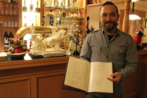 Jimmy Grevenitis (Foto) lenkt die Geschicke der Taverna zusammen mit seinen Eltern Eleni und Georgios Grevenitis. - © Sandra Castrup