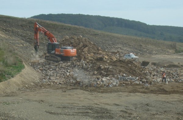 An der Stelle, wo östlich von Barntrup die B 1 künftig auf die neue Ortsumgehung trifft, verzögert massives Felsgestein im Untergrund die Arbeiten. - © Landesbetrieb Straßenbau