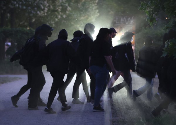 Demonstranten aus dem linken Spektrum protestieren in Leipzig gegen das Urteil im Prozess gegen Lina E. Der Verfassungsschutz nimmt unter Extremisten in Deutschland einen zunehmenden Hang zur Gewalt wahr. Das geht aus dem aktuellen Verfassungsschutzbericht hervor. (Archivbild) - © Jan Woitas/dpa