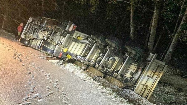 Ein Sattelschlepper ist zwischen Kalldorf und Langenholzhausen von der Straße abgekommen und umgekippt. Die Bergung gestaltete sich aufwendiger und dauerte Stunden. - © Polizei Lippe