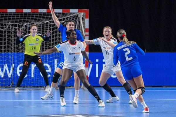 Im Trikot der DHB-Auswahl: die Blombergerinnen Laetitia Quist (links) und Malina Marie Michalczik im Spiel gegen Griechenland. - © Marco Wolf