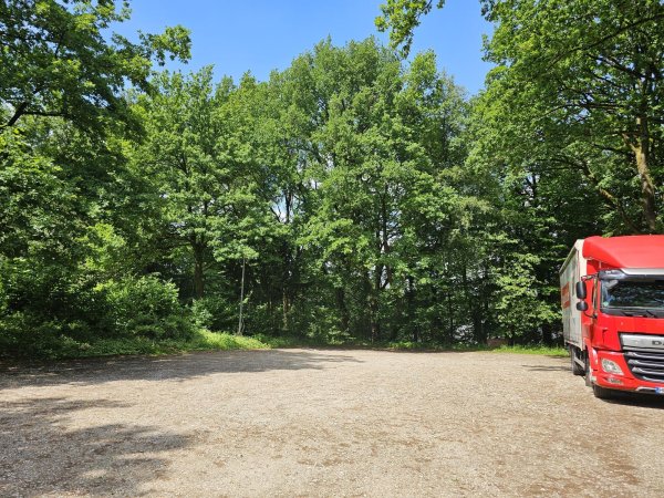 Auf der linken Seite, wo die Laterne steht, könnten drei Stellplätze für Wohnmobile ausgewiesen werden. Stromverteiler und Abwasserentsorgung waren im Plan, der im Ausschuss vorgestellt wurde, auf der gegenüberliegenden Seite. - © Astrid Sewing