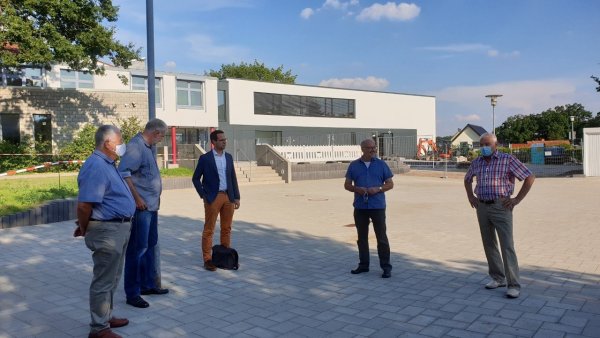 Manuel Bröker (Mitte) zeigt den Mitgliedern des Bauausschusses, (von links) Wolfgang Holitschke, Frank Salomon, Harald Schultze und Peter Gröpler, den Neubau der Realschule. - © Nadine Uphoff