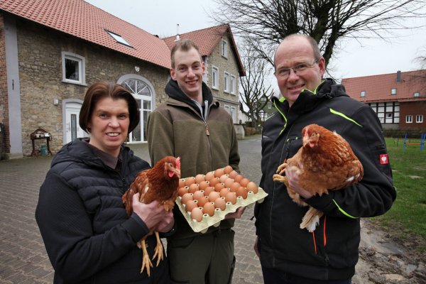 Die Hühner von (von links) Silke, Sebastian und Alexander Horn können, wenn alles gut läuft, schon bald in einem modernen Stall samt Freigelände auf der Hörster Egge leben. - © Bernhard Preuss
