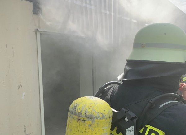 Die Wehrleute üben, wie sie bei einem Kellerbrand vorgehen müssen. - © Freiwillige Feuerwehr Lügde