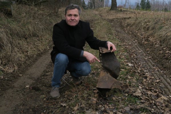 Der tschechische Archäologe und Historiker Jan Vladar sucht Wrackteile von Militärflugzeugen und anschließend die Geschichte dahinter. - © Fotorechte: Jan Vladar