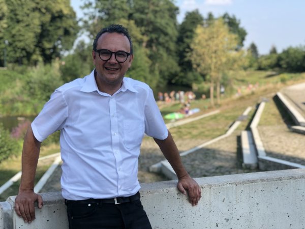 Markus Baier am einem seiner Lieblingsorte in Lemgo, dem "Bega Beach". Ein gelungenes Stück Städtebau, wie der Baudirektor und Geschäftsbereichsleiter Stadtplanung und Bauen sagt. - © Till Brand