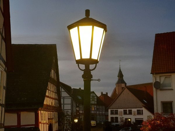 Strahlen im umwelt- und geldbeutelschonenden Licht: Die Laternen in der Schwalenberger Altstadt. - © Michaela Weisse