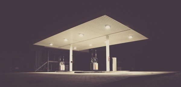 Das helle Licht der Tankstelle nebenan raubt dem Bielefelder Paar den letzten Nerv - ähnlich hell wie auf diesem Symbolbild. - © Symbolbild: Pixabay