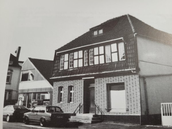 Das Haus Hammerschlag 1994 an der früheren Ohrser Straße, heute ist es die Pottenhauser Straße 5. Über den Hog rechts wurden die Tiere in das Schlachthaus gebracht, verkauft wurde im Laden zur Straße hin. - © Repro: Astrid Sewing/Archivfoto: Hankemeier