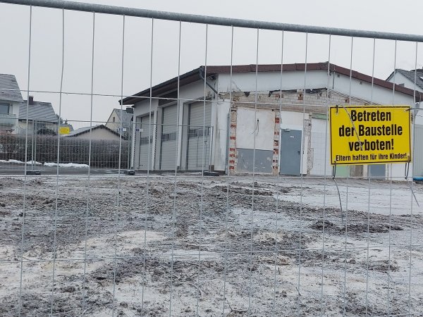 Nur die Fahrzeughalle des alten Feuerwehrgerätehauses steht noch an Ort und Stelle. Der Rest wurde dem Erdboden bereits gleichgemacht. In den nächsten anderthalb Jahren wird hier der Neubau entstehen. - © Michaela Weiße