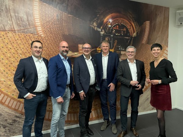 Im Austausch mit Unternehmerinnen und Unternehmern in Lemgo: Tobias Vietz, Frank Limpke, Markus Baier, Stefan Sasse (Möller Feuerfesttechnik), Stephan Westerdick sowie Moderatorin Jenny Krumov (IHK Lippe, von links). - © M-Group