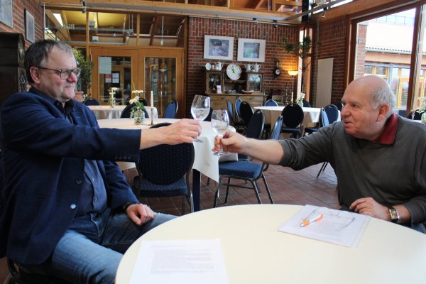Schützen-Oberst Michael Krügermeyer-Kalthoff und sein Adjutant Erhard Kirchhof (von links) setzten in diesen Zeiten auf Selters statt Sekt. - © Sandra Castrup