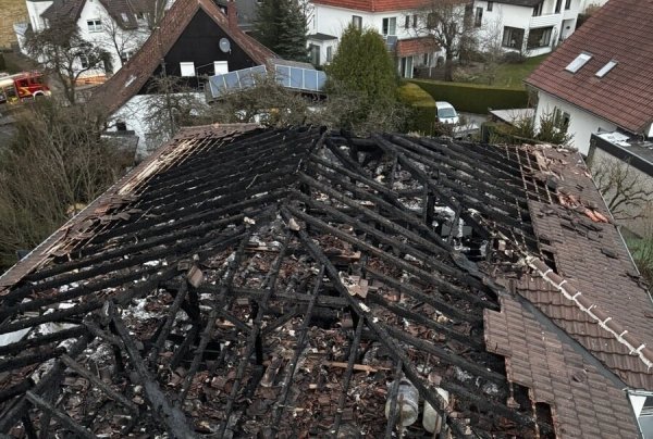 Vom Dachstuhl ist nur noch das verkohlte Gerippe übrig. Das Haus in der Brunnenstraße ist nach dem Großbrand nicht mehr bewohnbar. - © Freiwillige Feuerwehr Horn-Bad Meinberg