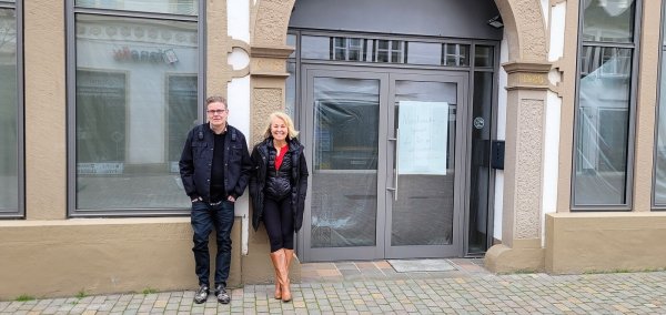 Britta Y. Stricker und Stefan Irrgang wollen sich weiterhin für die Innenstadt einsetzen. Mit großem Erfolg haben sie vor Jahren die Kunstschaufenster umgesetzt. - © Katrin Kantelberg