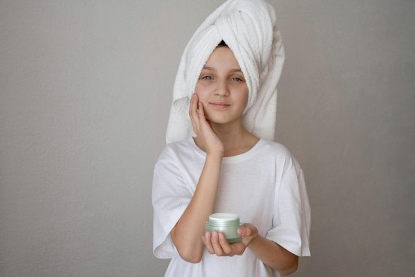 Schon kleine Mädchen benutzen inzwischen Faltencremes oder andere Produkte, die nicht auf ihren Hauttyp ausgelegt sind. Die Haut kann dadurch geschädigt werden. - © picture alliance / Shotshop | Addictive Stock