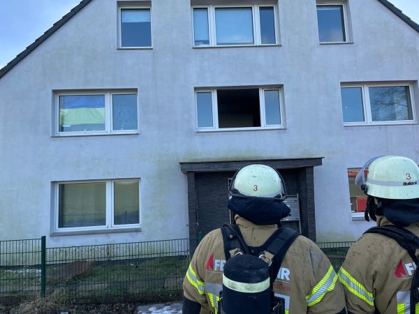Ein Trupp unter Atemschutz steht vor dem Mehrfamilienhaus in der Heldmanstraße. Hier war am Samstagvormittag ein Feuer ausgebrochen und hatte das Treppenhaus stark verqualmt. Foto: Daniel Hobein / Feuerwehr Bad Salzuflen - © Daniel Hobein / Feuerwehr Bad Salzuflen