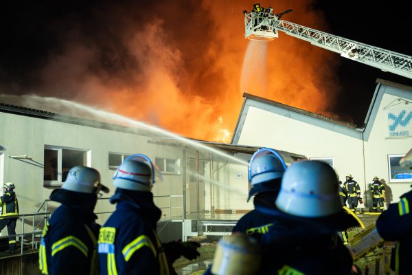 Der Flammenschein über den Firmenhallen ist gut zu sehen. - © Archivfoto: Freitag-TV