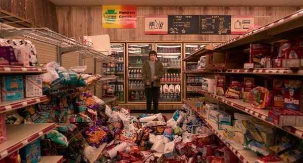 Sophia Lillis spielt die Schülerin Sydney Novak mit telekinetischen Kräften in "I am not okay with this". - © Courtesy of Netflix