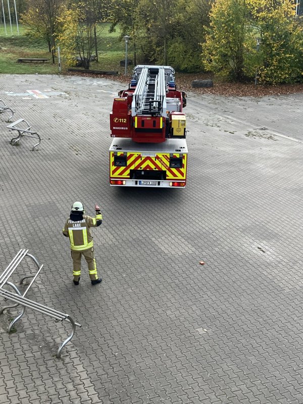 Theorie gebüffelt, und praktische Übungen absolviert. Die Feuerwehr Lage freut sich über weitere Drehleiter-Maschinisten. Hier wird die optimale Positionierung des Fahrzeugs geübt. - © Stadt Lage