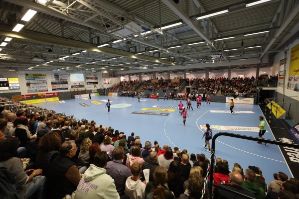 Volles Haus an der Ulmenallee: 1248 Zuschauer sind beim Spiel der HSG gegen Metzingen dabei. - © Paul Cohen