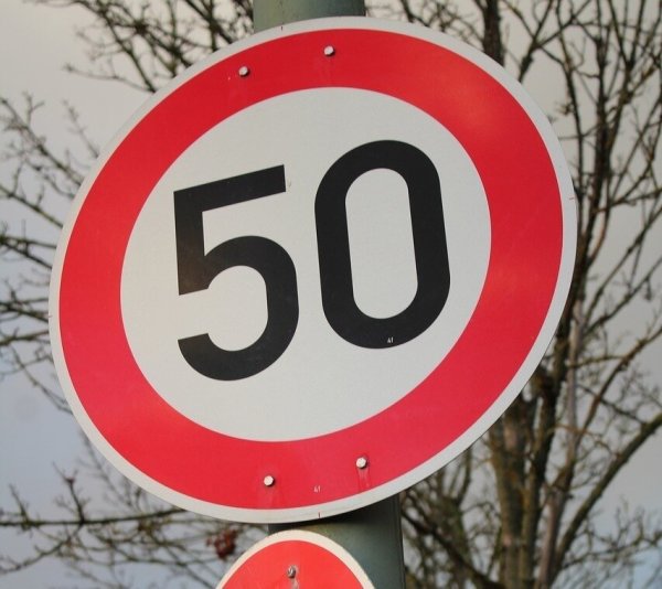 Der Kreis appeliert an Autofahrer sich wegen Rutschgefahr zwischen Wilberg und Remmighausen 50 Stundenkilometer zu fahren. - © Pixabay