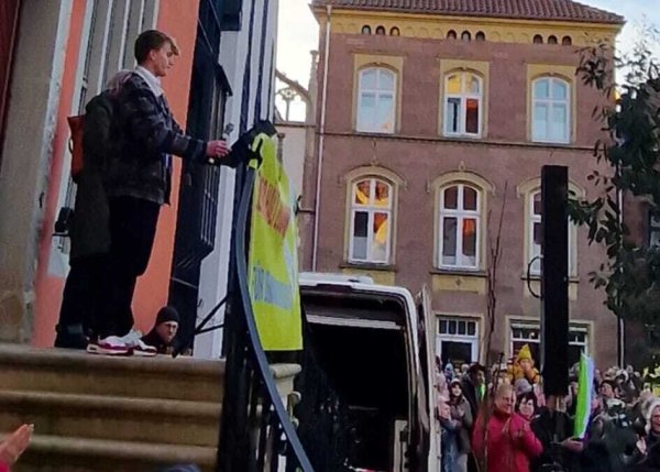 Schüler Daniel Ridderbusch spricht von der Treppe des Ballhauses. - © Hendrik Schwär-Fröhlich