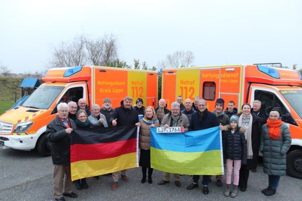 Slava Ukraine! (Hoch lebe die Ukraine): Das rufen Vertreter des Rotary Clubs Detmold-Blomberg und der Ukraine-Hilfe Lippe-Bielefeld aus. Der Ex- Europaabgeordnete Elmar Brok (links) nimmt ebenfalls an der Übergabe der Fahrzeuge teil. Foto: Knut Dinter - © Knut Dinter
