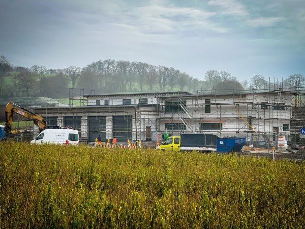 Das neue Feuerwehrgerätehaus an der Brokhauser Straße nimmt Gestalt an. - © Raphael Bartling