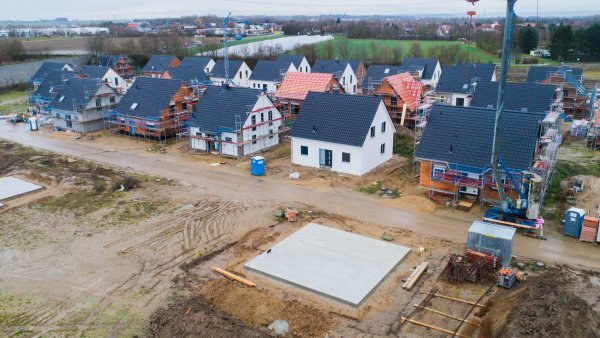 Neubaugebiet in Entwicklung: ist Erbpacht eine kostengünstige Alternative für angehende Eigenheimbesitzer? - © dpa