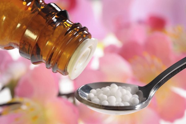 Die Homöopathie ist eine alternative Behandlungsmethode, die wissenschaftlich nicht anerkannt ist. - © IMAGO/Wolfilser