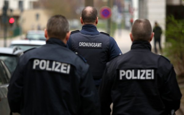 Mitarbeiter der Stadtwache, eine Kooperation von Ordnungsamt und Polizei, patrouillieren hier in der Magdeburger Altstadt. - © Ronny Hartmann/dpa