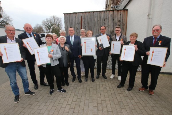 Die Preisträger (von links): Rainer Dubbert (Engagementfelder Sport/Heimatpflege), Rudolf Kaup (Engagementfelder Sport/Soziales/Kultur), Rita Iwan, Gertraud Kukuk, Regina Sorgalla (alle drei Strickklub Heiligenkirchen-Pivitsheide; Sonderpreis für „Gemeinsames Engagement“), Landrat Dr. Axel Lehmann, Claudia Drewes-Kracht, Helga Schulze (beide ebenfalls Strickklub Heiligenkirchen-Pivitsheide), Carsten Lemm (Engagementfeld Sport), Jan Patrick Kübler (Sonderpreis für „Jugendliches Engagement“), Anita Höltke (Engagementfeld Sport) und Dr. Henner Krause (Engagementfelder Soziales/Bildung/Kirche/Kultur) freuen sich über die Auszeichnungen. - © Kreis Lippe