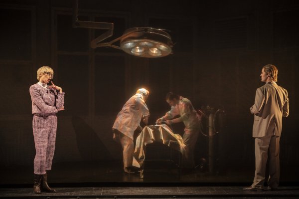 Lotte Kortenhaus (von links), Hyunsik Shin, Felix Schmidt und Stephen Chambers sind in der Oper "Hoffmanns Erzählungen" im Landestheater Detmold zu sehen. - © Landestheater Detmold/Matthias Jung