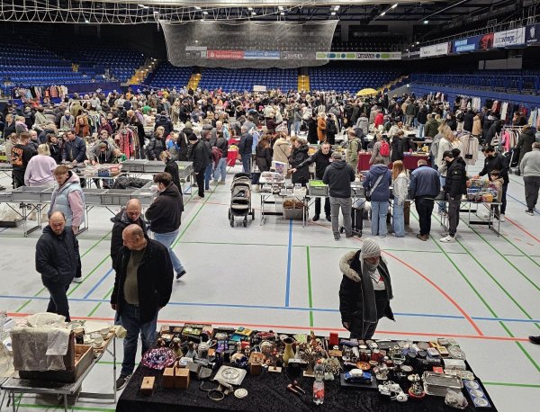 In der Phoenix-Contact-Arena gibt es am 10. November wieder einen großen Hallenflohmarkt. - © Marktfuchs