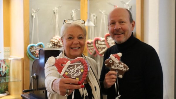 Manuela und Joachim Pahn mit Weihnachts-Lebkuchen aus der eigenen Produktion. - © Alexandra Schaller