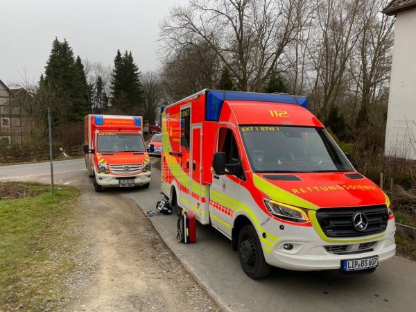 Zahlreiche Rettungswagen sind nach der CO-Vergiftung in einer Werkstatt in Sibbentrup im Einsatz. - © Feuerwehr Dörentrup