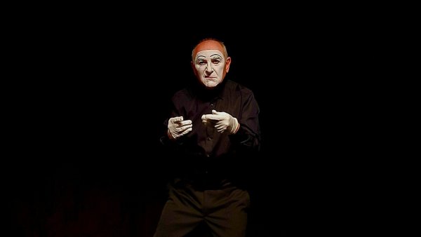 Der spanische Pantomime Carlos Martínez präsentierte mit eindrucksstarker Mimik und Gestik die Menschenrechte. - © Madeleine Biermann