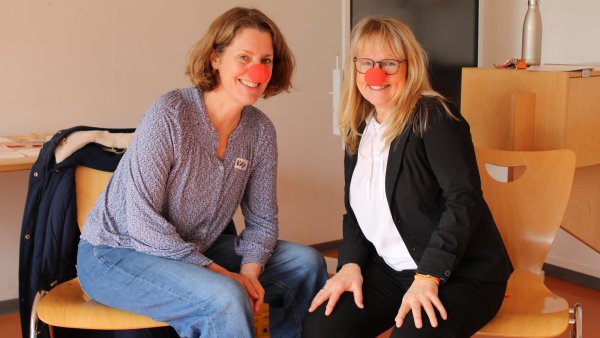 Öfter mal die Perspektive wechseln: Humortrainerin Katja Kemnade (links) und Organisatorin Christina Sievert, die am Berufskolleg Eben-Ezer lehrt. - © Annika Langhagel