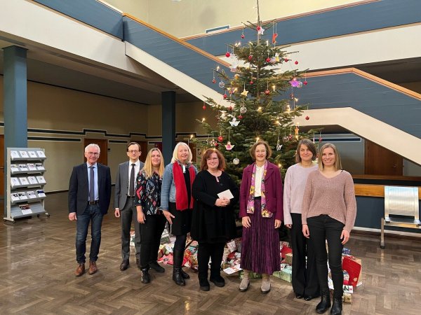Reinhard zum Hebel (geschäftsführender Vorstand St. Elisabeth Stiftung), Matthias Bünger (Vizepräsident des Sozialgerichts Detmold), Vanessa Apelt, Ilona Fröhlich (beide Sozialgericht Detmold), Christina Kohlbrecher (Pädagogische Leitung KID Regenbogen St. Elisabeth Stiftung), Gisela Nagel (Präsidentin des Landgerichts Detmold), Katharina Schikowski, Daniela Dubbert (beide Landgericht Detmold). Das Foto stammt von Angelika Friesen, Landgericht Detmold. - © Landgericht Detmold