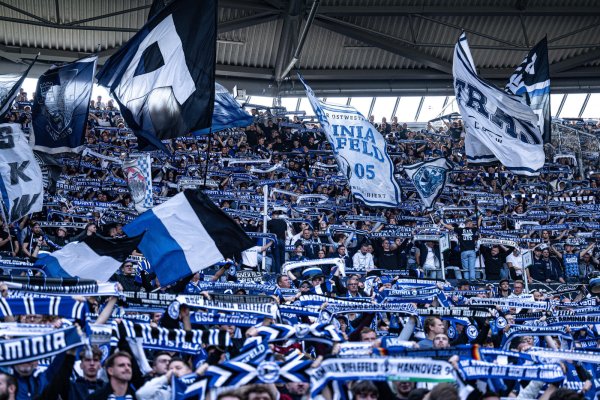 Weit mehr als die zuvor angekündigten 4.400 Arminia-Fans machten sich auf den Weg nach Hannover. - © Teresa Kroeger
