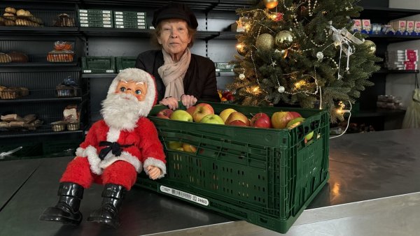 Margitta Albrecht-Nestmann, Vorsitzender der Bad Salzufler Tafel, bereitet sich mit ihrem Team bereits auf Weihnachten vor. - © Sven Kienscherf