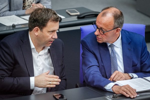 Kanzler Friedrich Merz (CDU, r.) und sein Vize Lars Klingbeil (SPD): Es rumort in der Regierungskoalition. - © Kay Nietfeld/dpa