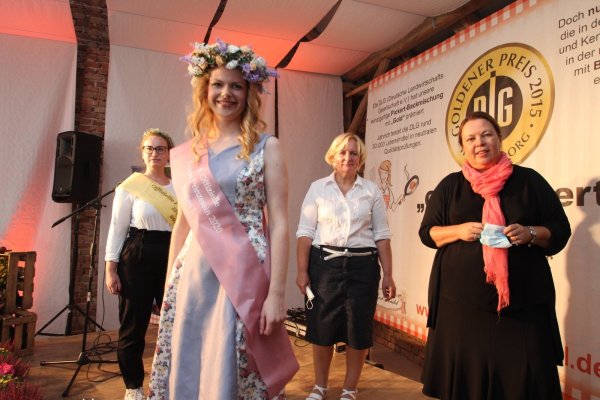 NRW-Landwirtschaftsministerin Ursula Heinen-Esser (CDU, rechts) zu Besuch auf dem Hof von Annette Diekmann (Zweite von rechts) in Hohenhausen. Gerade hat sie Pickert-Prinzessinn Sarina (Zweite von links, mit Amtsvorgängerin Maya) gekrönt. - © Jens Rademacher