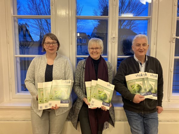 Nicole Grützmacher (VHS-Fachbereichsleiterin Sprachen - Berufliche Bildung), Andrea Lemm (VHS-Leiterin) und Michael Lauterbach (VHS-Fachbereichsleiter EDV - Digitales Lernen) mit den neuen Programmheften. - © VHS Lippe-Ost