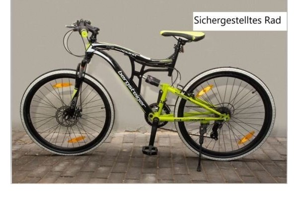 Dies ist eines der drei Fahrräder, die die Polizei im Gebüsch gefunden hat. - © Polizei Lippe