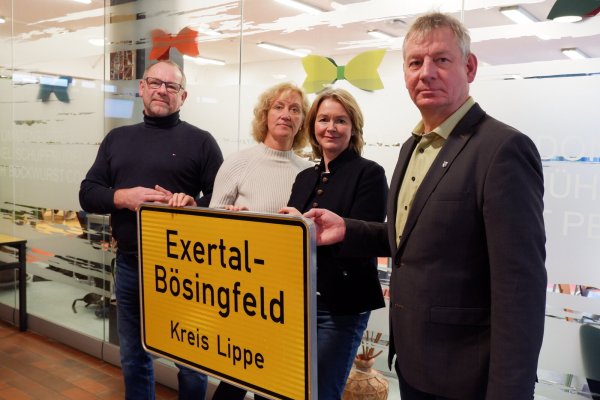 Das "Exertal"- Ortsschild wird künftig in der Sekundarschule hängen. Bürgermeister Frank Meier (rechts) hatte es während des Weihnachtsmarktes an Heinrich Eggersmann versteigert, dessen Frau Sandra Eggersmann (Zweite von rechts) hat es jetzt stellvertretend an Lehrerin Carmen Kuhfuß-Brüggemann und Schulleiter Peter Wehrmann übergeben. - © Lorraine Brinkmann