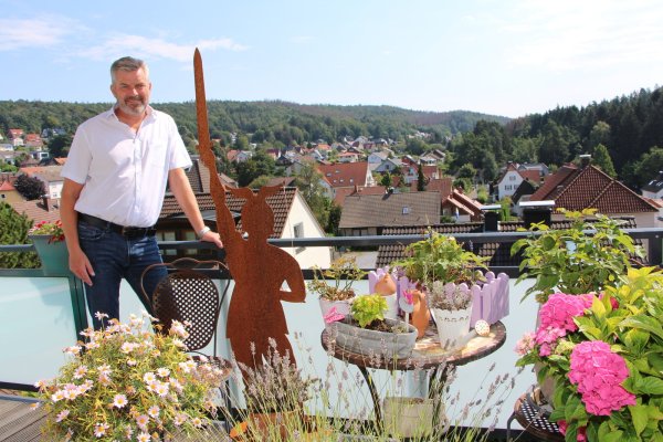 Dirk Becker wohnt in Hanglage, das Haus, das er gemeinsam mit seiner Familie umgebaut hat, haben seine Großeltern gebaut. Der 54-Jährige ist waschechter Lipper. - © Astrid Sewing
